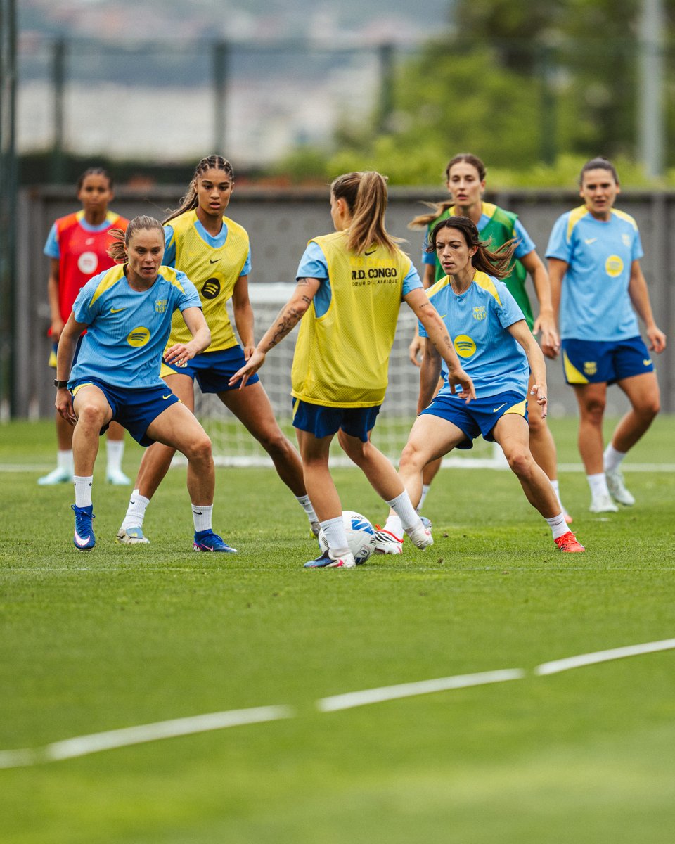 FCBfemeni's tweet photo. La pilota, el centre de tot. Una manera d'entendre el futbol. https://t.co/xqB3Ngz9Gt