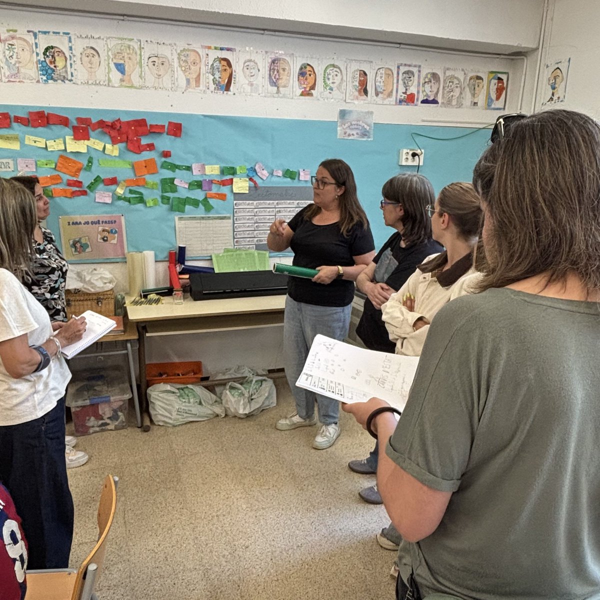 aliancesmagnet's tweet photo. L'escola @montessorirubi va explicar als centres #Magnet:
🔸La identitat de centre amb la cultura maker i STEAM amb #aliançaMagnet amb CIM UPC
🔹Tallers internivells: aprenentatge basat en el “fer” i reptes tecnològics reals.
🔸Un model que genera altes expectatives en l'alumnat. https://t.co/qCHUSxmUl7