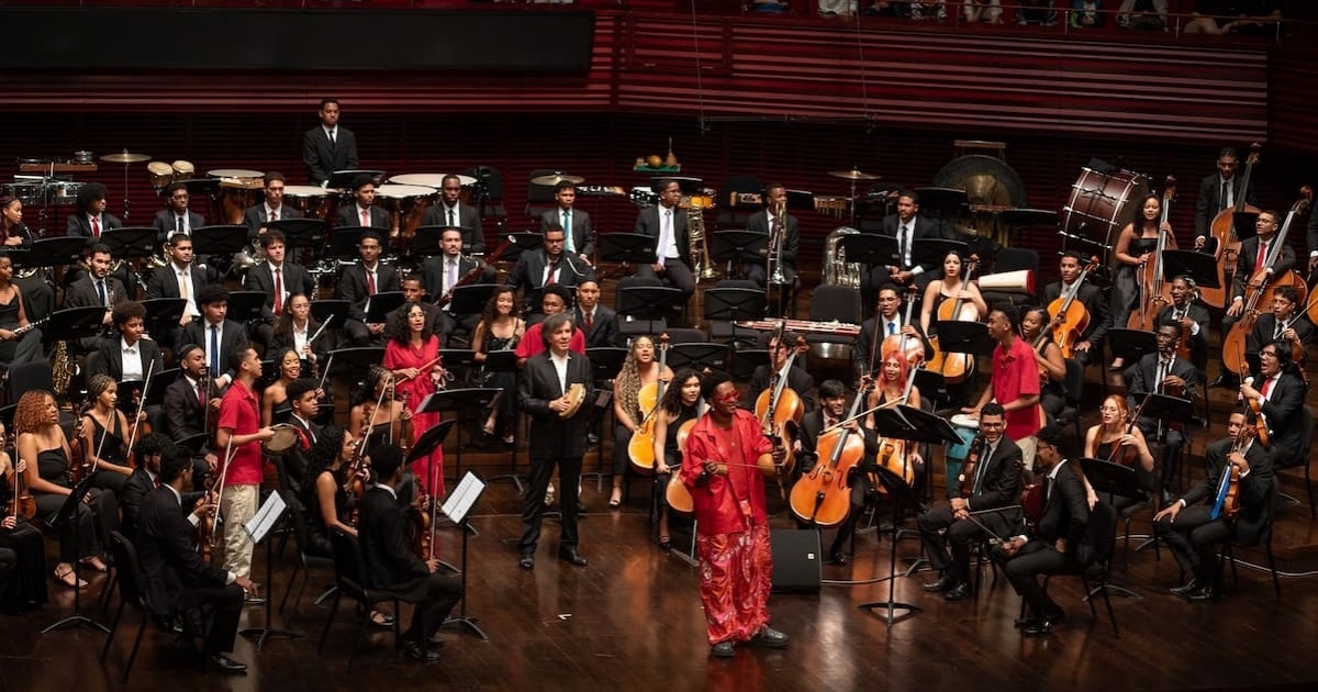 bnholofote's tweet photo. Neojiba emociona em encerramento de turnê e entra para a história cantando as Américas na China https://t.co/gB89cX8yxk https://t.co/Q3iXuguC1L
