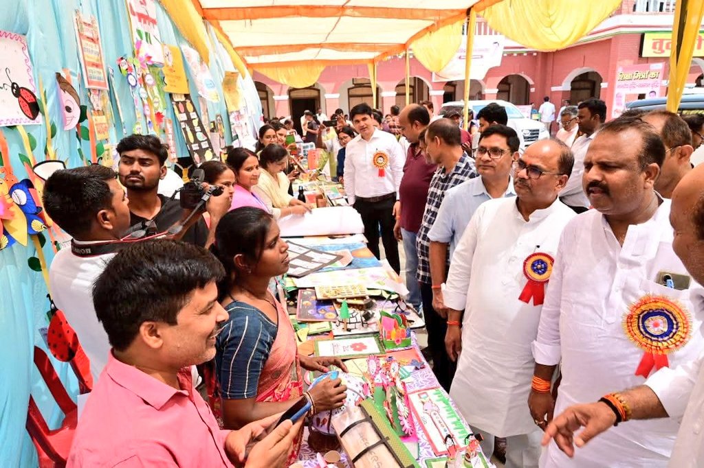 BsaPratapgarh's tweet photo. Grand felicitation ceremony at Tulsi Sadan, Pratapgarh to honor Shiksha Mitras on honorarium enhancement. Hon’ble MLA Rajendra Prasad Maurya &amp; dignitaries graced the event. Cultural programs,TLM display &amp; symbolic cheque distribution. 
#UPGovt #BasicEducationDepartmentUP https://t.co/ss8etZEcrw