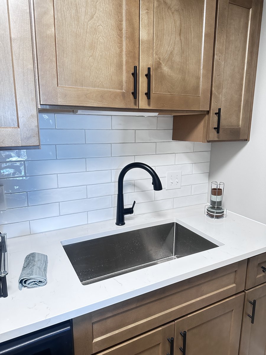 Come check out our renovated penthouse one bedroom available for immediate move-in here at Hancock Square.