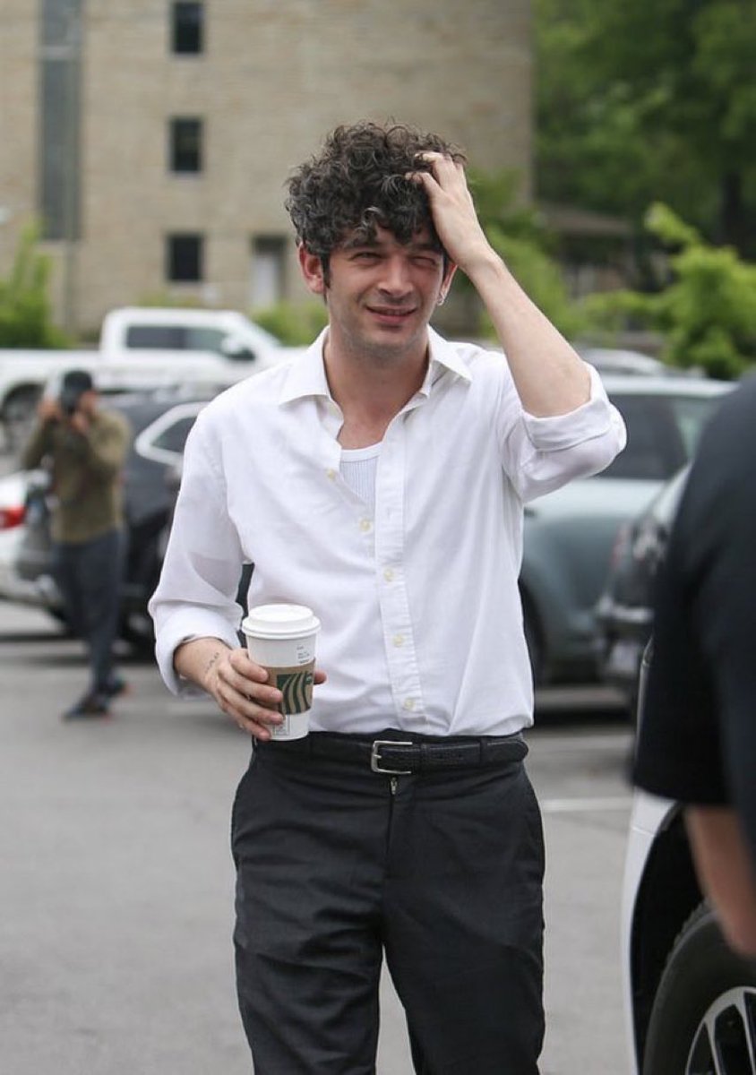 que nunca te digan que no podes tomarte un vuelo de más de 10 horas para ir al tour de tu novia. matty healy sos lo más grande que existe.