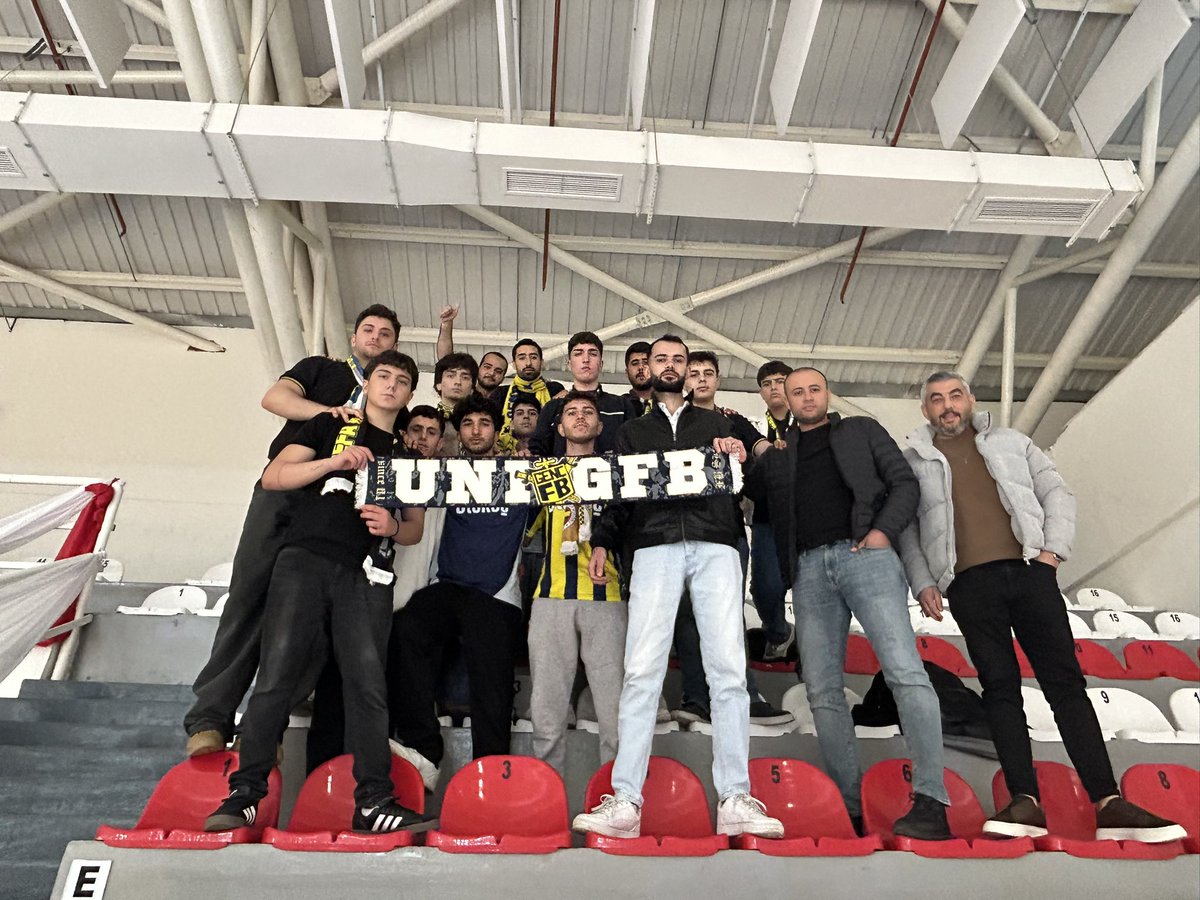 unigfbatu's tweet photo. KADERİMİZ YAZILMIŞ SENİNLE FENERBAHÇE! 

Fenerbahçe u18 kadın basketbol takımımızı nesibe aydın mücadelesinde yalnız bırakmadık.

#UNIGFB https://t.co/Sk9KsTJn37