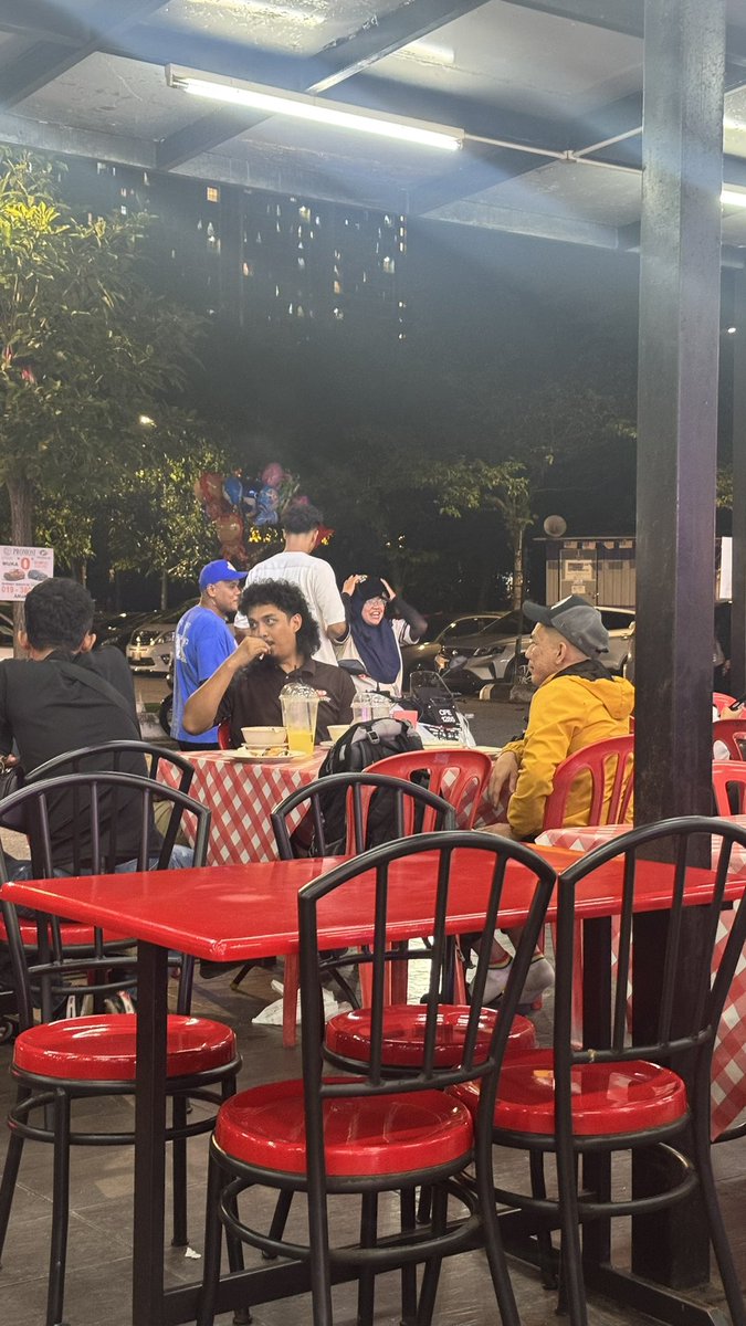 DBKL ke Polis ke Inspector Kesihatan ke tolong la buat lawatan mengejut dekat medan selera bandar sri permaisuri ni, makin meliar orang isap rokok, dah la ada budak kecik. Setiap hari macam ni.

<a href="/DBKL2u/">Dewan Bandaraya Kuala Lumpur</a> <a href="/hannahyeoh/">Hannah Yeoh</a> <a href="/PDRMsia/">Polis Diraja M'sia</a> <a href="/KKMPutrajaya/">KKMalaysia🇲🇾🩺❤️</a>