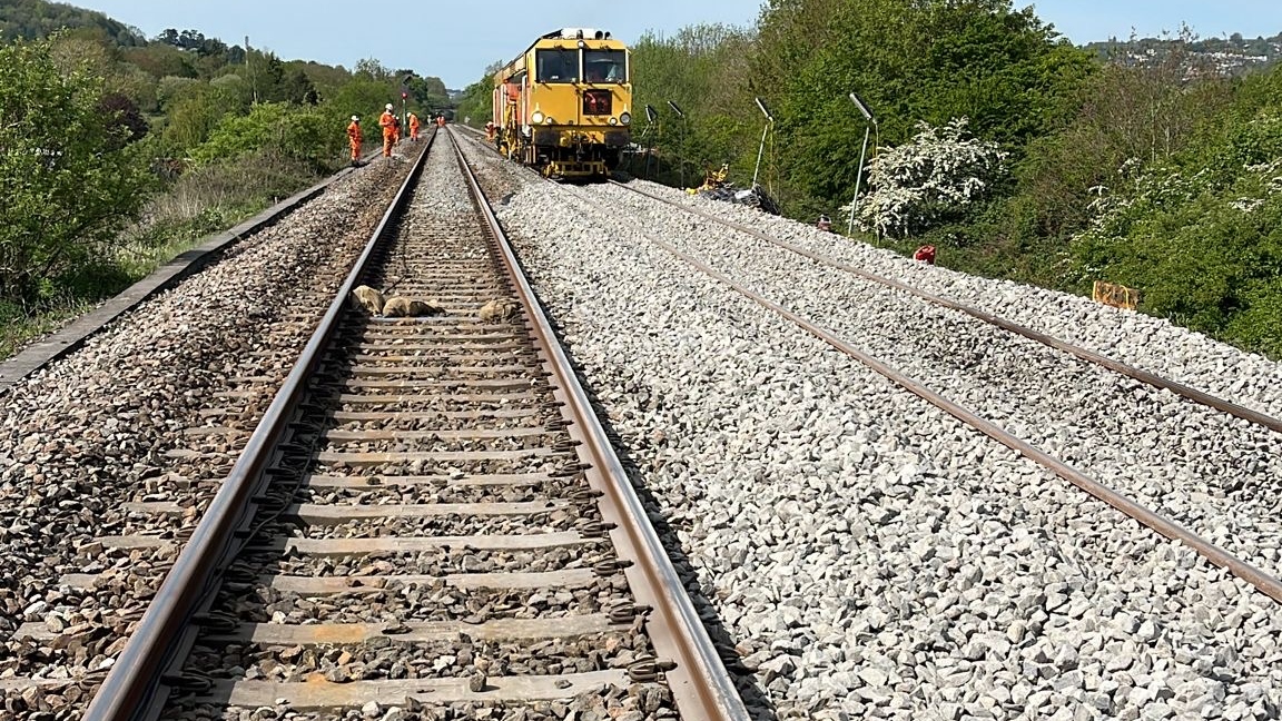 networkrailwest's tweet photo. ✅Our teams completed two weekends of maintenance and upgrade work near Bath this morning

🛠️While the line was closed, engineers erected scaffolding ahead of major refurbishment work at Box Tunnel and the Sydney Gardens footbridge

ℹ️Read more: https://t.co/ERsn7NgJ3B https://t.co/UoUTlYspmH