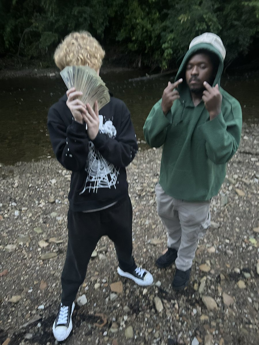 pa6lovi's tweet photo. PHOTO BTS OF “BACK2DABLOCK”
#undergroundrap #upcomingartist #newrapper #indierap #rapculture #soundcloudrapper #unsignedartist #nextup #newmusic #rapscene #fyp #foryou #viral #trending #explorepage #blowup #musicpromo #artistonthecomeup https://t.co/lIvYk8Ov7j