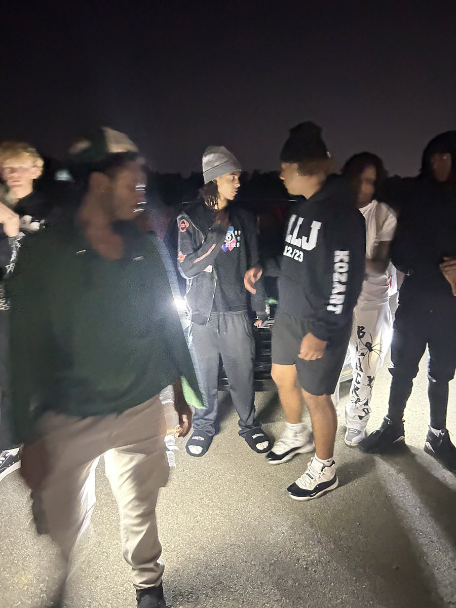 pa6lovi's tweet photo. PHOTO BTS OF “BACK2DABLOCK”
#undergroundrap #upcomingartist #newrapper #indierap #rapculture #soundcloudrapper #unsignedartist #nextup #newmusic #rapscene #fyp #foryou #viral #trending #explorepage #blowup #musicpromo #artistonthecomeup https://t.co/lIvYk8Ov7j