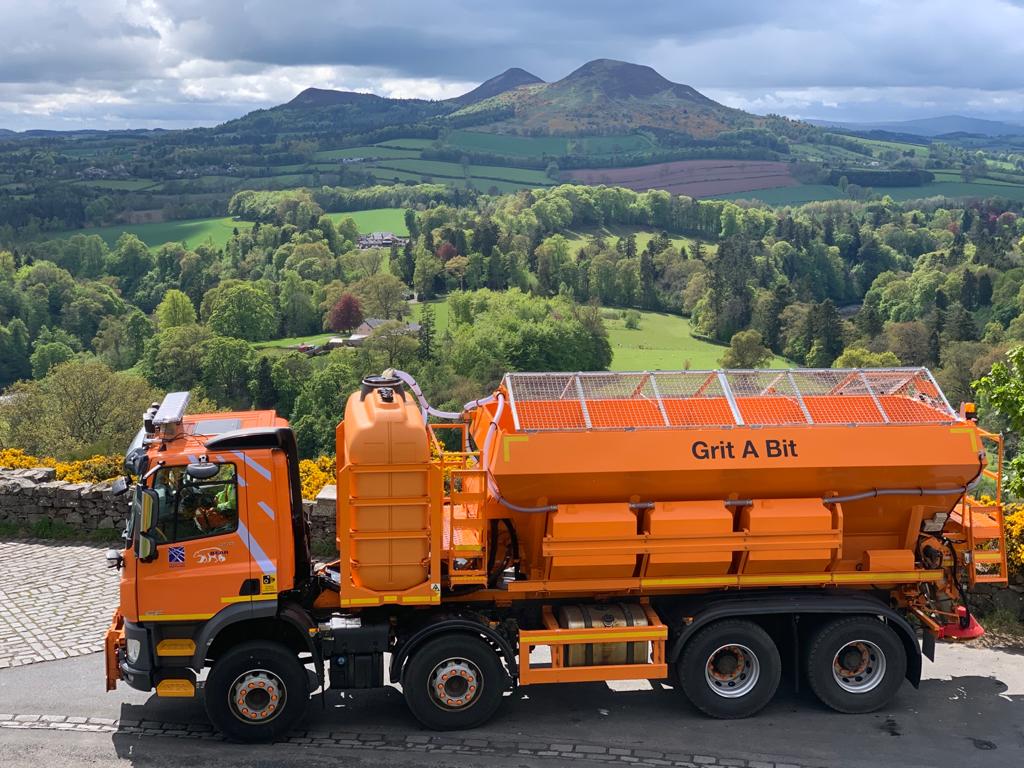 SETrunkRoads's tweet image. Cold temperatures are forecast in South East Scotland tonight - we have four gritters treating higher sections of the A7, A68 and A702 this afternoon as a precaution.

#DriveSafe