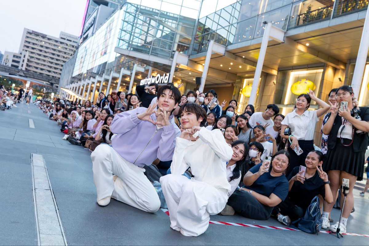 ภาพบรรยากาศการรวมพลของแฟนๆ ออฟกัน 💜🫶🏻✨

OFFGUN BRIGHT UNLOCKED
#MelabodyxOffGun
#OffGun
#centralwOrld