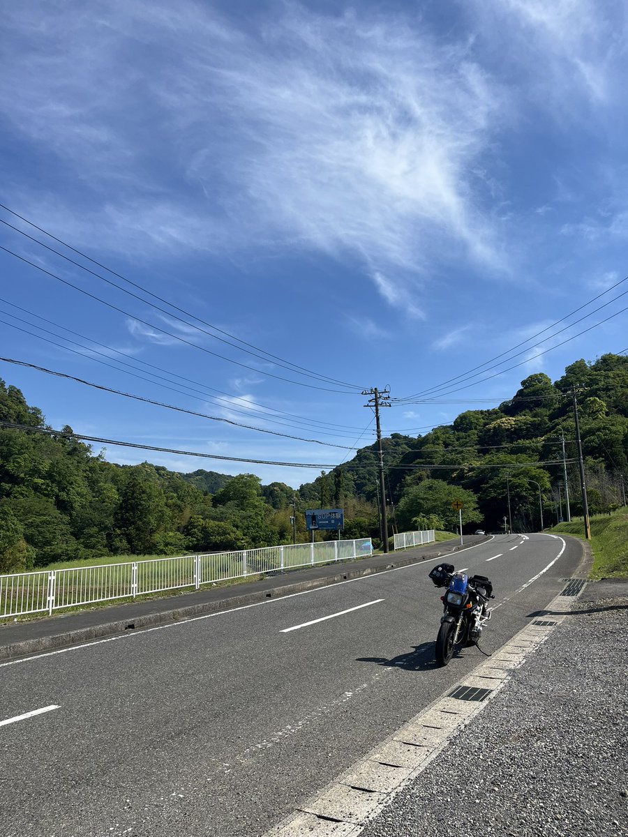 tkyn_moto's tweet photo. どこ行っても混んでるわけですが。
あらためて房総までのルートを見直したくて、ちょっと行ってきました。
マスツーやらホリデードライバーやらで散々でしたけど。

うぐいす〜マッ缶公園〜もみじと巡って、
君津まで足を伸ばして、気になってたカツカレーを食べて来ました。

#gsx1100s 
#空冷四発 https://t.co/bNNHts3n8x