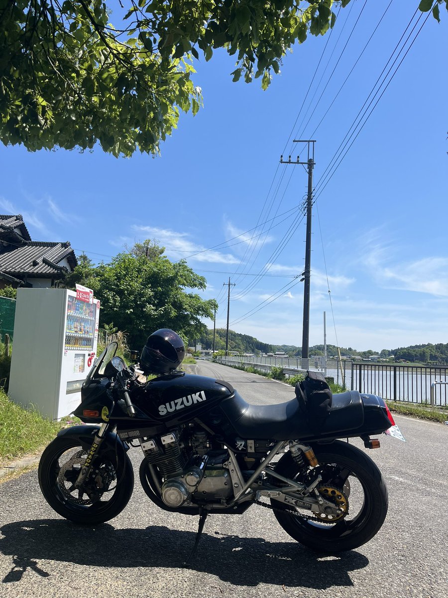 tkyn_moto's tweet photo. どこ行っても混んでるわけですが。
あらためて房総までのルートを見直したくて、ちょっと行ってきました。
マスツーやらホリデードライバーやらで散々でしたけど。

うぐいす〜マッ缶公園〜もみじと巡って、
君津まで足を伸ばして、気になってたカツカレーを食べて来ました。

#gsx1100s 
#空冷四発 https://t.co/bNNHts3n8x
