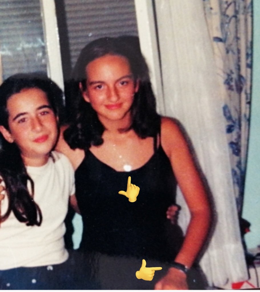 Çağlanın neredeyse her fotoğrafında takıları var.bunlardan biri bile mi yok? ne bileyim değerli değilse kimse için benim için değerli ben muhafaza ederim anısı diye özel kutularda 😔
