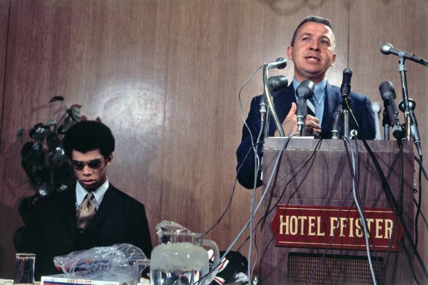 YvanMontgury's tweet image. Kareem Abdul-Jabbar speaks to the media during a press conference at the Pfister Hotel in Milwaukee 

📸 : Vernon Biever