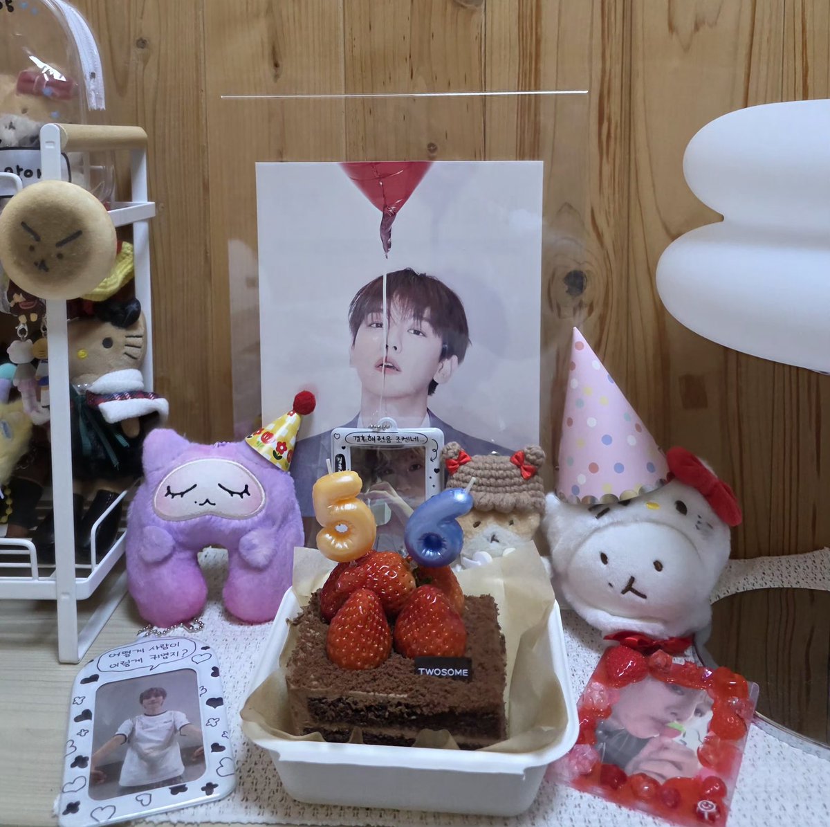digneksql's tweet photo. 🥳백현아 미리 생일축하해🎂
부랴부랴 준비한 케잌과 생일꼬깔모자 어떤데!
딸기좋아하는 백현이 맞춤으로 준비해봤어 
그럼 쫌있다 같이 불 끄자 백현아 노래해줘서 고맙고 아이돌해줘서 고마워 생일 다시 한번 축하해🫶

#HAPPYBAEKHYUNDAY
#해피큥데이
#큥_생일기록중 https://t.co/kMiZ1mcMfy