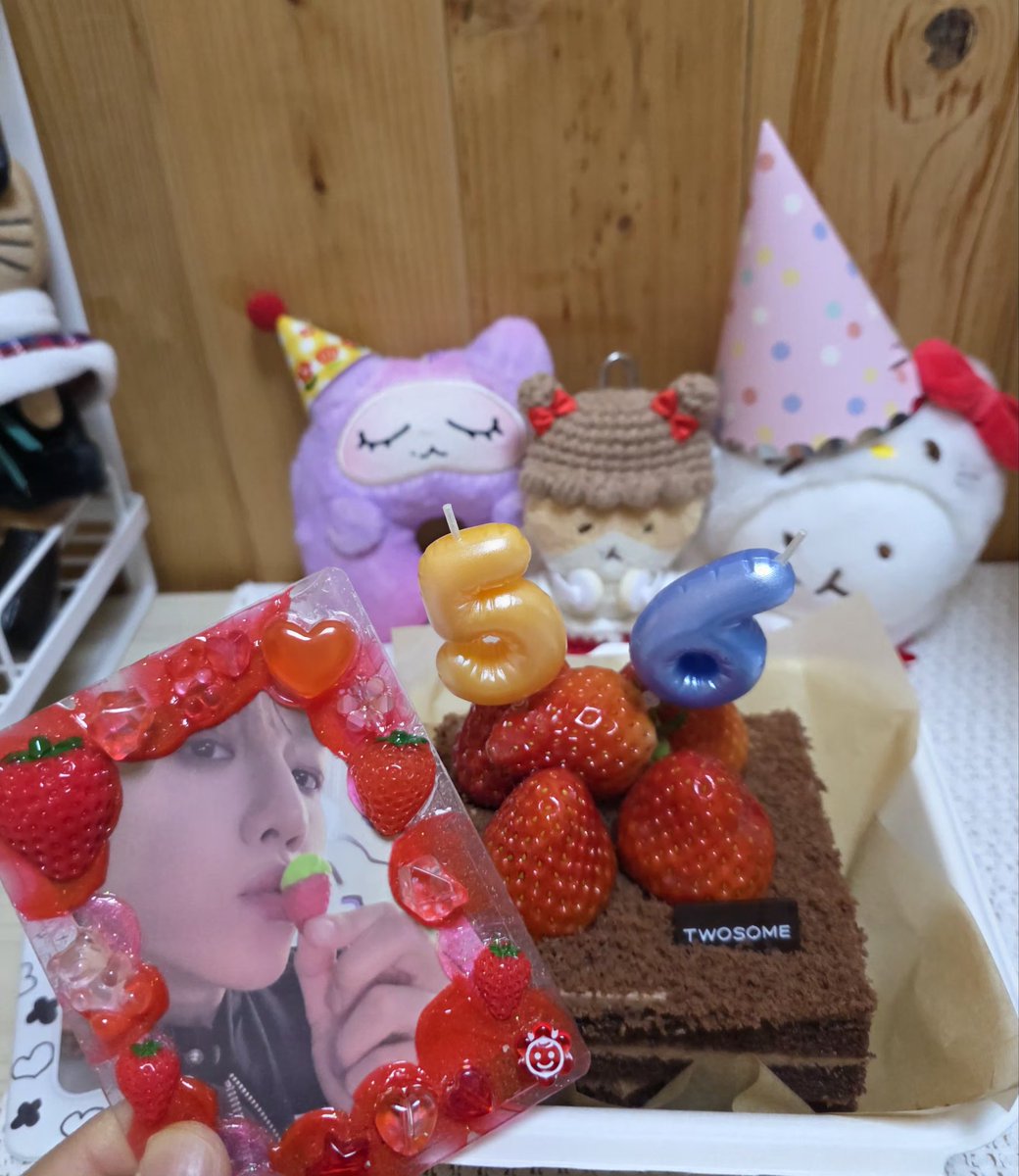 digneksql's tweet photo. 🥳백현아 미리 생일축하해🎂
부랴부랴 준비한 케잌과 생일꼬깔모자 어떤데!
딸기좋아하는 백현이 맞춤으로 준비해봤어 
그럼 쫌있다 같이 불 끄자 백현아 노래해줘서 고맙고 아이돌해줘서 고마워 생일 다시 한번 축하해🫶

#HAPPYBAEKHYUNDAY
#해피큥데이
#큥_생일기록중 https://t.co/kMiZ1mcMfy