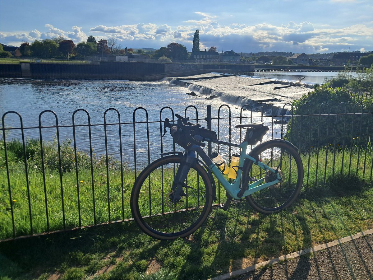 CB_cycles's tweet image. 🧵 Heading futher down steam on the cycle trails I passed the Double Locks pub and stopped in Topsham. I was going to stop for coffee and head home, but the sky that way didn't look good. It seemed like the storm clouds were creeping up behind me.... 🚴‍♂️⛈️🤔 #cycling #bankholiday