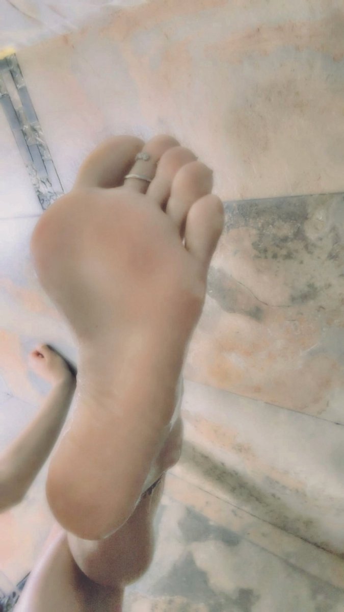 IvyAmaraReign's tweet photo. Good morning to my feet lovers🖤🖤also hello from the shower👀
Tell me what you would do to pretty toes😘

#footfetish #feet #toes #soles #footfetishnation #foot #prettyfeet #sexyfeet #feetlovers #barefeet #feetworship #prettytoes https://t.co/GEqZBY3xGw