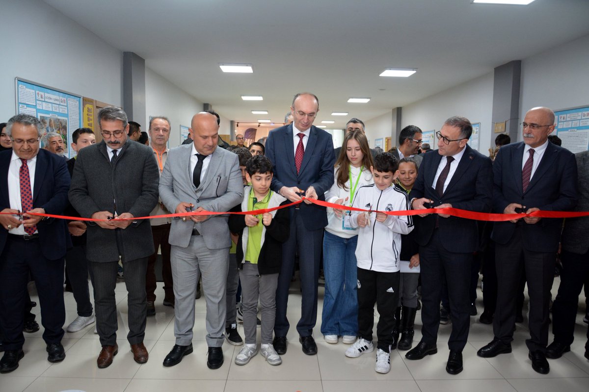 erenlermem's tweet photo. Sakarya BİLSEM tarafından TÜBİTAK 4006 fuarı dizenlendi. Fuarın açılışını Kaymakamımız Sayın Günhan Yazar, İl Millî Eğitim Müdür Yardımcılarımız ve okul müdürlerimizle birlikte gerçekleştirdi. 

@gunhanyazar 
@coskunbakirtas 
@ayhannersoyy 
@SakaryaBilsem https://t.co/NBAlW7PzCc