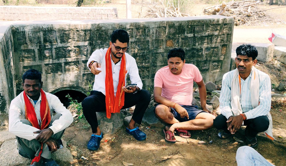 KathwarNaresh's tweet photo. हमेशा उस सर्कल में बैठिए
जहां ग्रोथ बिजनेस माइडसेट लक्ष्य सपनों के बारे में चर्चा हो रही हो न की लोगों के बारे में गांव कठवर में बचपन के मित्रों के साथ अपनी पंचायत पर महत्वपूर्ण चर्चा प्रधानमंत्रीजी की तमाम योजनाओं पर भी चर्चा मा.यशस्वी प्रधानमंत्रीजी से आमजन मानस बहुत प्रसन्न है https://t.co/eL2GnAiyhM