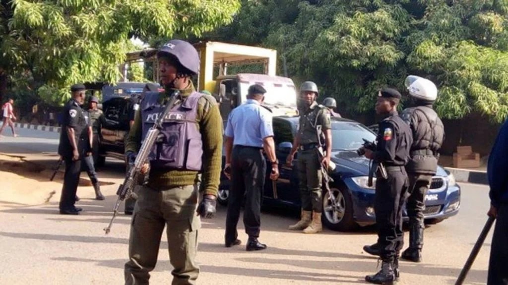 tvcnewsng's tweet image. Police Arrest Six Kidnap Suspects, Rescue Victims In Kaduna

Read more:
tvcnews.tv/police-arrest-…

#police