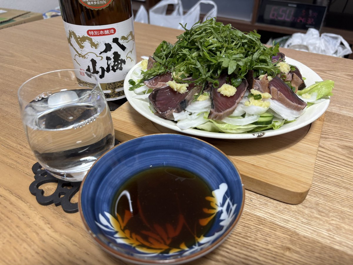 variousodd's tweet photo. よく実家で出ていた鰹のタタキの食べ方

めっちゃ八海山が合うわー https://t.co/1CL41gyu1K