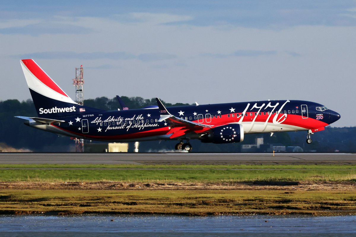 airwaysmagazine's tweet image. Southwest Boeing 737-8 (N1776R) in new special 'Independence One' livery arriving to Boston

📸: Darryl Sarno/ Airways           

#southwestairlines #boeing #avgeek