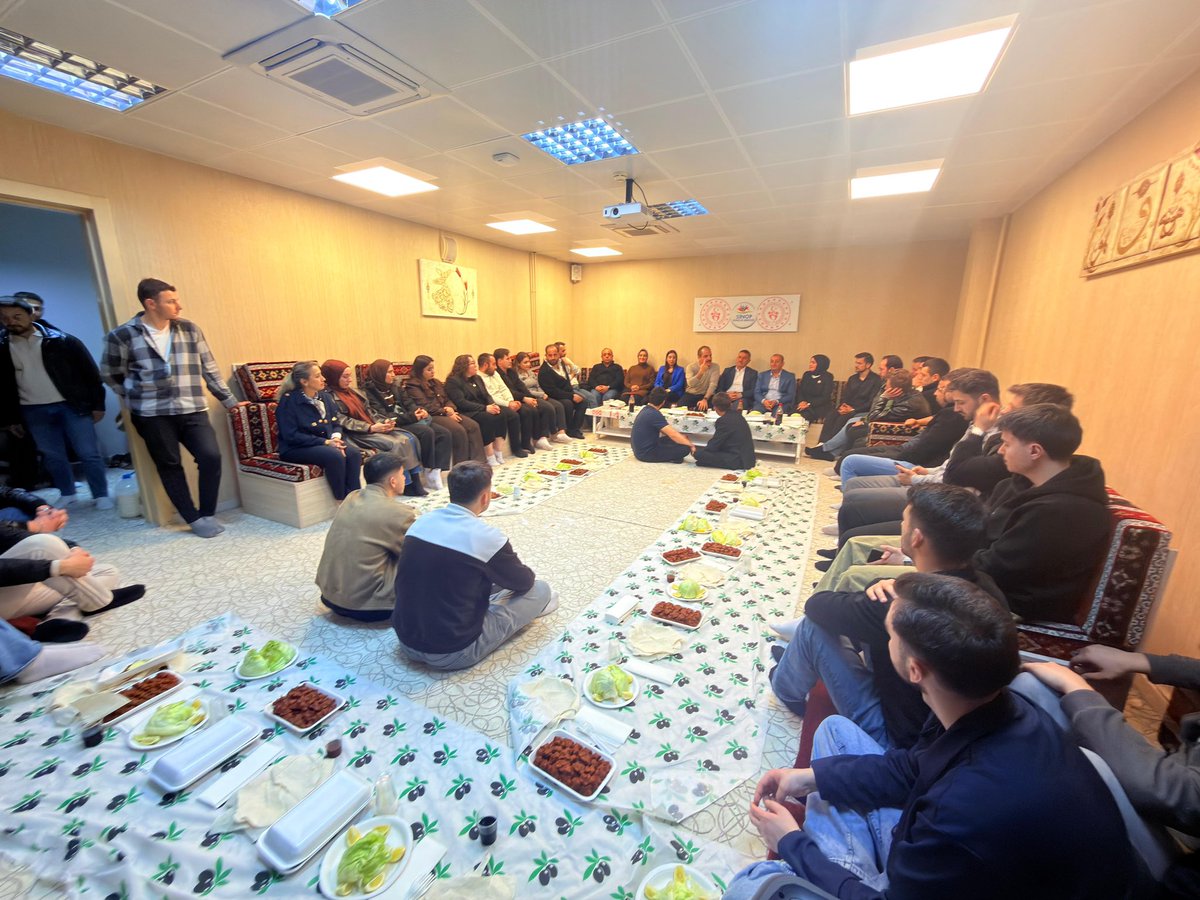 SinopAkgenclik's tweet photo. Önce ki dönem İl başkan yardımcımız Sn. Cumhurbaşkanımızın sunucusu 
Sayın @metinkaptanoglu ile gerçekleştirdiğimiz programda; kendisinin tecrübelerinden istifade ettik, hoş sohbetine konuk olduk.
Programımıza İl Başkanımız Sayın @yakupucuncuoglu , İl Kadın Kolları Başkanımız Sayın  @RedaOzvin ve İl Başkan Yardımcılarımız da katılım sağlayarak bizleri onurlandırdılar.
Program sonunda genç kardeşlerimizle keyifli bir bilgi yarışması düzenleyerek kendilerine çeşitli hediyeler takdim ettik. Gençlerimizin enerjisi, heyecanı ve samimiyeti programımıza ayrı bir değer kattı.
Nazik ziyaretleri ve kıymetli sohbetleri için Sayın Metin Kaptanoğlu’na canıgönülden teşekkür ediyor, çalışmalarında başarılar diliyoruz.

 @avyusufibis @osmannazlier @mehmetsismaan @NazimMavis @yakupucuncuoglu