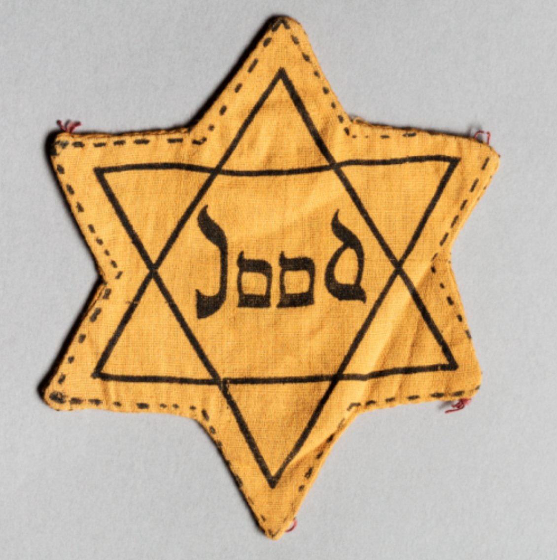 auschwitzxhibit's tweet photo. In spring 1942, Adolf Eichmann, head of the Jewish Department at the RSHA, decided to deport Dutch Jews to Auschwitz. At the same time, the Germans decreed that all Jews were required to wear stars on their chests.

Jewish star issued to Jenny Hanf in May 1942: https://t.co/gJXdtfTAc4