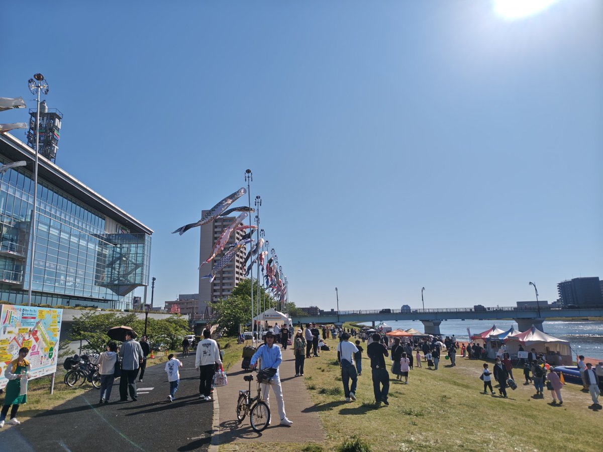 sunechama2323's tweet image. 最終日の「信濃川感謝祭2026 やすらぎ堤川まつり」に🎏✨
今日は快晴のお天気でめちゃめちゃ気持ちよかった♪😆✨またまた玲ちゃんにも会えました😊
 #NST
 #信濃川感謝祭やすらぎ堤川まつり 
 #やすらぎ堤
 #芦川玲一
 #すね散歩