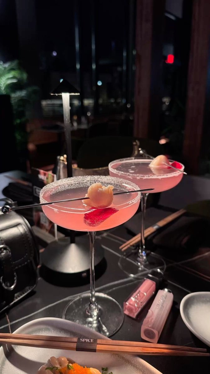 heyhoneyrae's tweet photo. A girls night out with drinks and good conversation would heal me 😩 https://t.co/jHrSL9dwiP