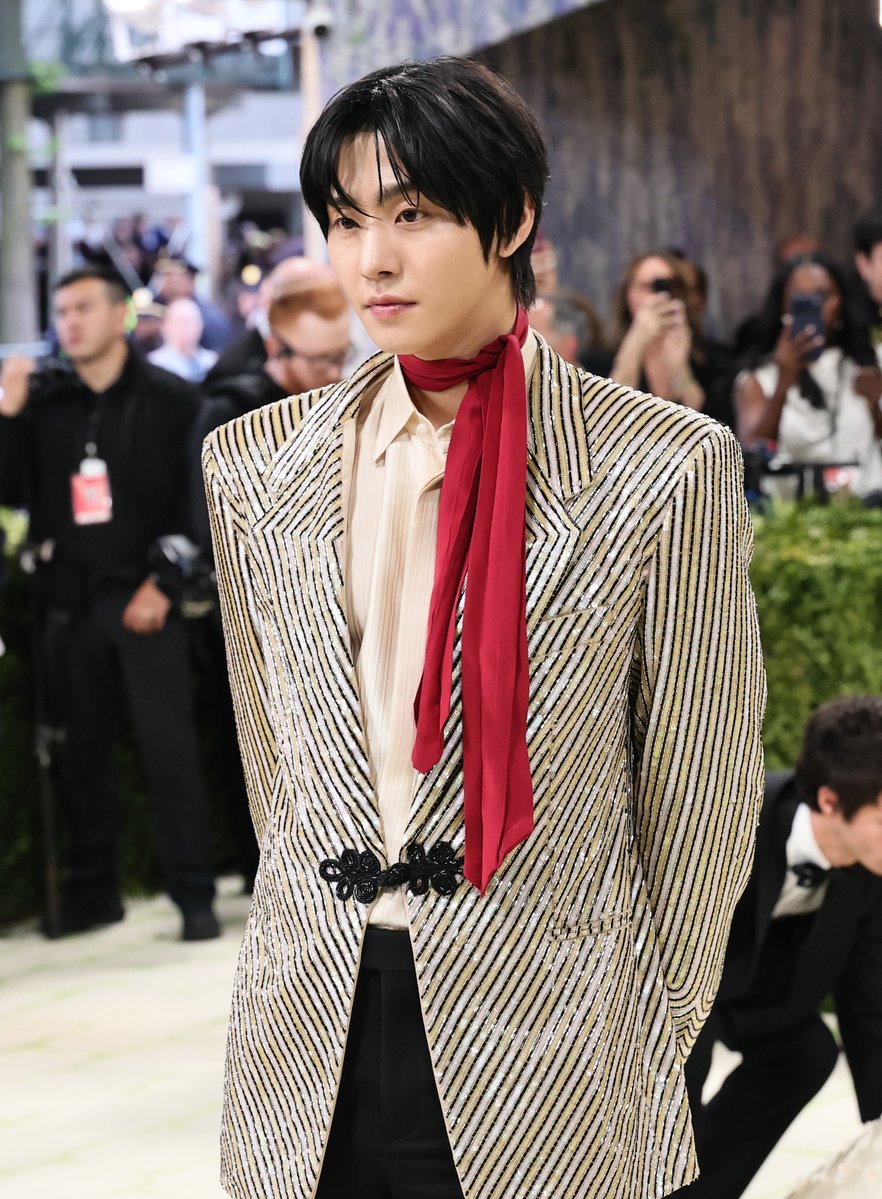 joyandvictoriaT's tweet photo. The main event has arrived. 🖤 Ahn Hyo-seop proving he’s the ultimate muse at the #MetGala. A literal masterpiece for "Fashion Is Art."#AhnHyoSeop #MetGala2026 https://t.co/4OHa6yzjqX