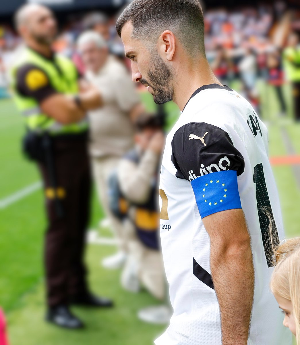 LaLigaCorp's tweet photo. 🇪🇺⚽️ LALIGA se suma al Día de Europa. 

Durante la próxima jornada de #LALIGAEASPORTS y #LALIGAHYPERMOTION, se incorporará la bandera de la UE en la señal audiovisual, los capitanes portarán brazaletes con el emblema europeo y se difundirá el spot del 40 aniversario de la adhesión de España a la UE.

🤝Aprovechamos el alcance global del fútbol para dar visibilidad a los valores europeos.

#ElDeporteConEuropa

📎https://t.co/hd7Df5qgq3