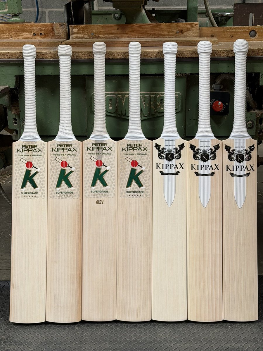 Precision in Every Grain top-of-the-range, designed for players who demand nothing but the absolute best.
Handcrafted from elite, hand-selected English willow, these bats are instantly recognisable by their exceptionally clean, tight grain structure—a true mark of premium quality