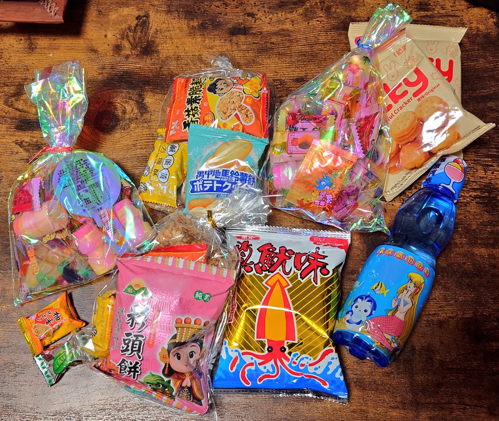 台湾1日目③
屋台はスタンプラリーとミニゲームがあり、木偶（ほぼ全員素還真の化身）とサイコロ振って勝ったらツーショット撮れたり、輪投げ成功したら会場中の木偶達が大集合して写真が撮れたりします。レトロ駄菓子やジュースもしこたまもらってホスピタリティ炸裂。このイベントの為だけに…?!