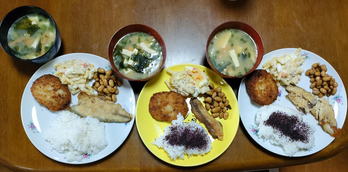 【おじさんの晩ごはん🍚】
さて
きょうは何にするかな❓️🤔
と考える。
⇩
冷蔵庫を見る👀
冷蔵庫「オレを見るんじゃねぇ‼️」
冷蔵庫「オレの中身を見ろ‼️」
おじさん「ごもっとも😐」
おじさん「人も中身が大事😑」
というネタを思いついたので
投稿した次第です🥸

いつも
お付き合い頂き