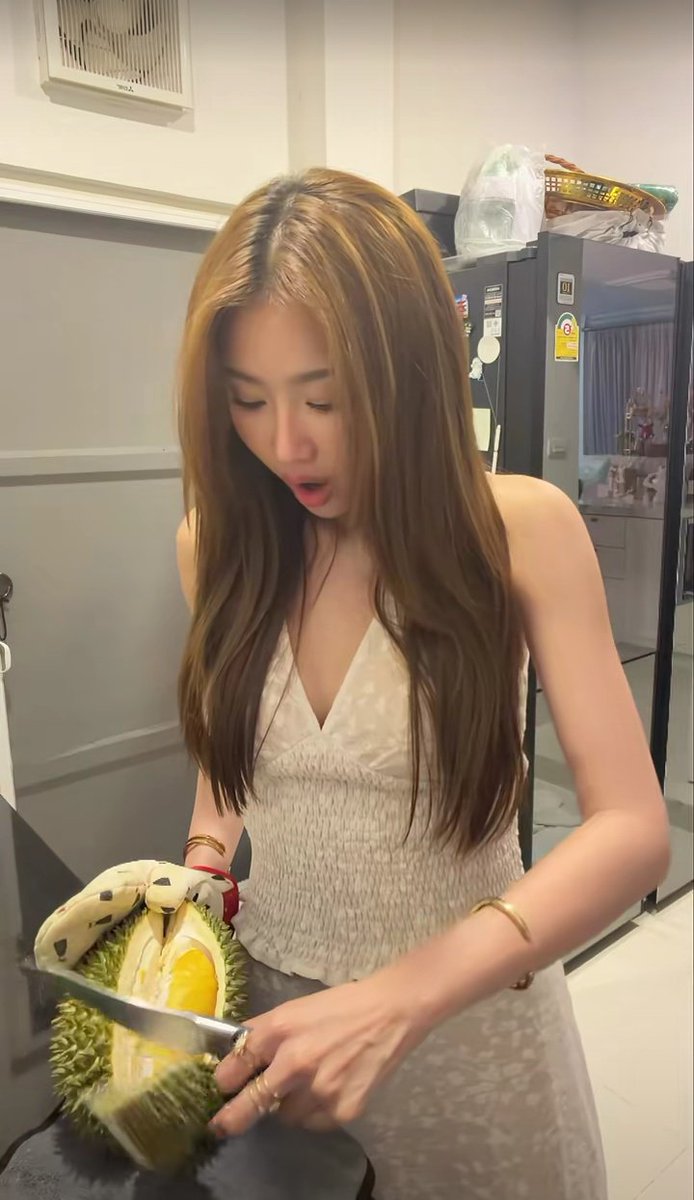 Did Jessie got shocked that she actually opened the durian so easily?? 

MAY TPJS IN BLOOM 05
#Tungpangjessie #ถุงแป้งเจสซี่ 
#Tungpangpl #Jessienatsiya