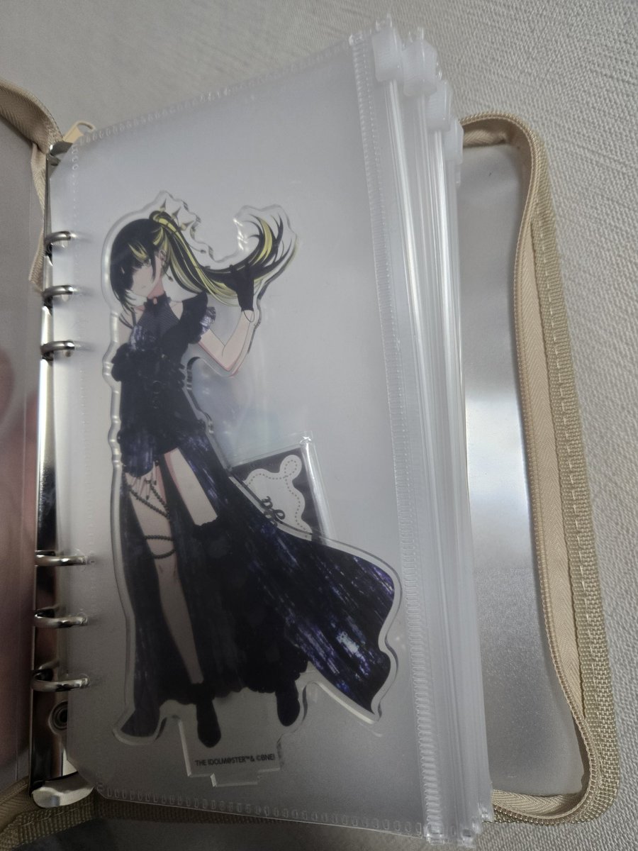 前にFFさんが持っていた
アクスタ入れを聞いて作ってみました。

500円未満で遠征に
持っていけるから教えてくれた方々には感謝しかないです。