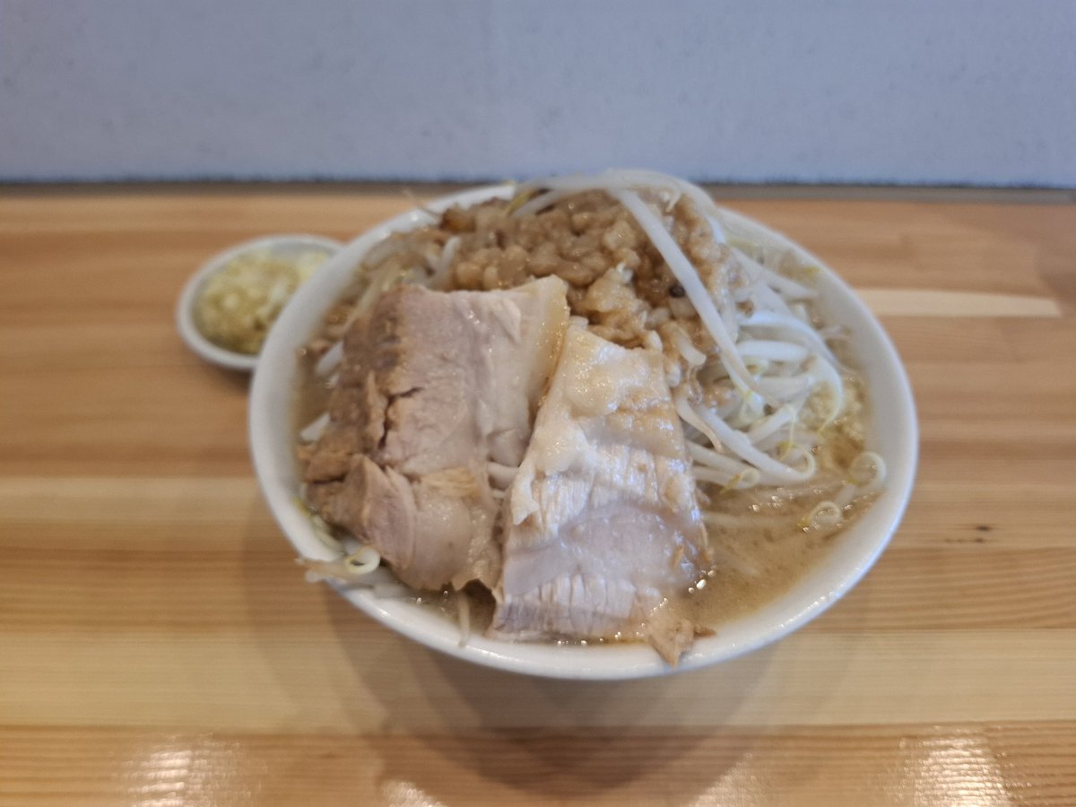 Cryptid_5050's tweet photo. ヤマロクLINGKAI直営店　仙台市福田町

ラーメン豚２枚、野菜マシ、麺３００ｇ、生姜トッピング

新港での釣りの帰りに久々の訪問。

あれ？こんなに食べやすかったかな？っていう印象でしたが、美味しかったです。 https://t.co/lGcg0t6Ad1