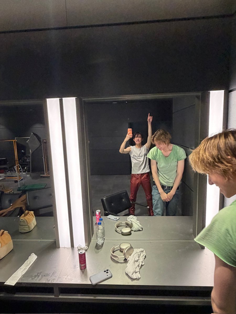 seonghyzeon's tweet photo. the B in this brother of mine is bothering my relaxed repose in the veneer of acting swaggy. nonetheless does it make me love him less? guess https://t.co/nGkjuy5BMz