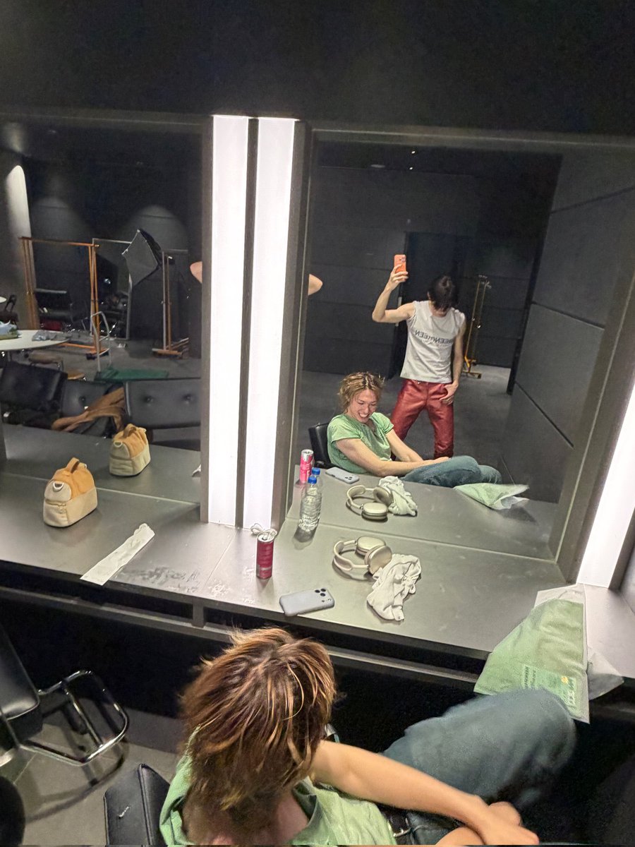 seonghyzeon's tweet photo. the B in this brother of mine is bothering my relaxed repose in the veneer of acting swaggy. nonetheless does it make me love him less? guess https://t.co/nGkjuy5BMz