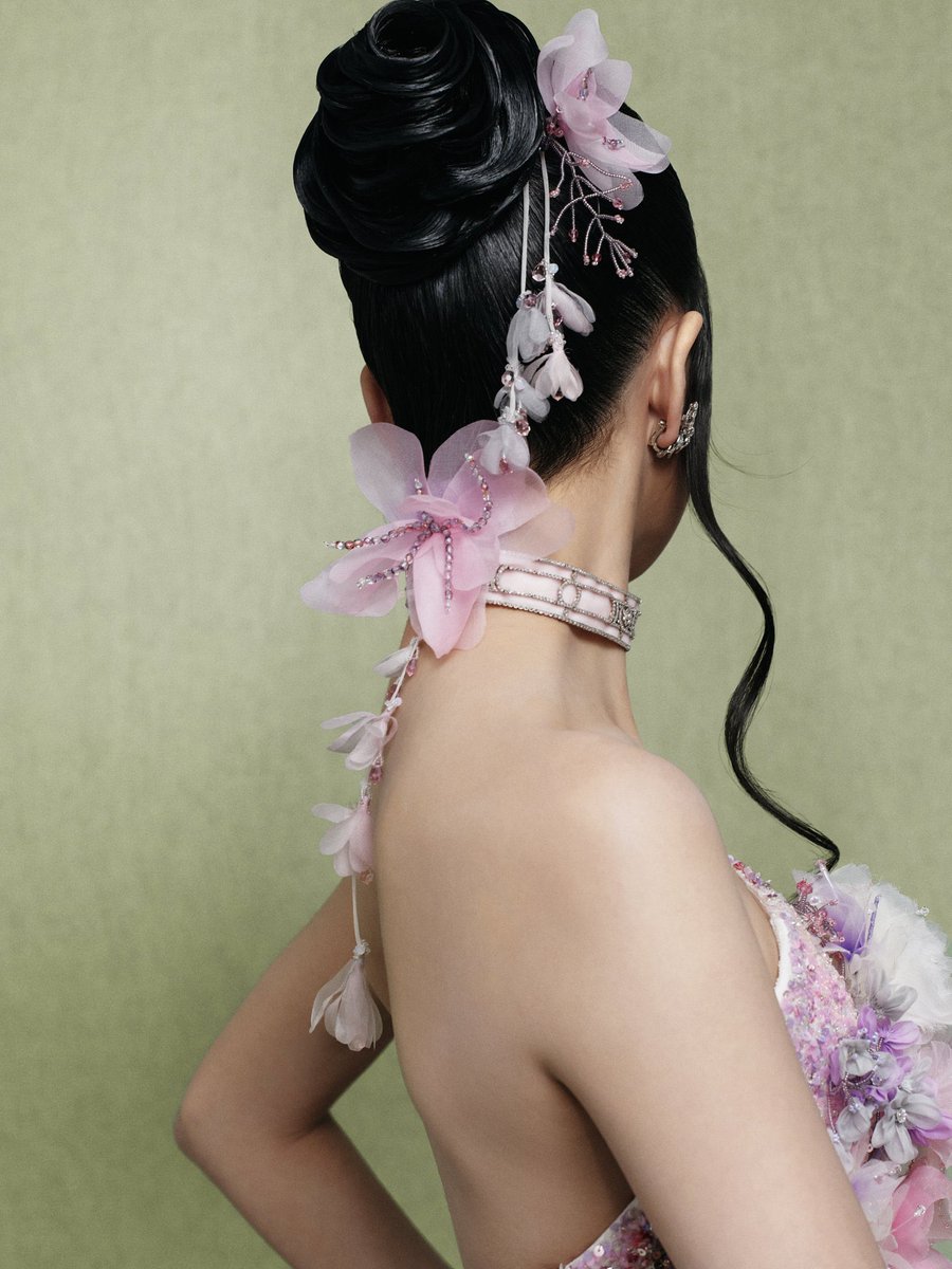 jisoosjpg's tweet photo. the hair resembling a flower https://t.co/I1idDoxe5N