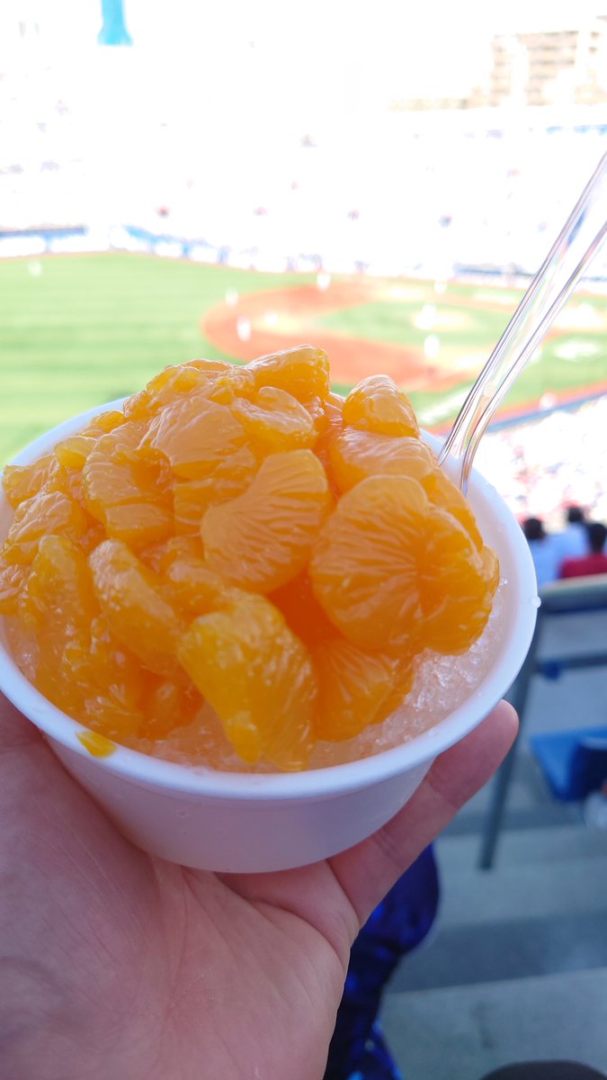 BAYSTARS_MIN's tweet photo. これがハマスタ崎陽軒のみかん氷じゃあ!!!球団直営の店と違ってみかんの量は多く、シロップと氷のバランスも至高。みかん氷は崎陽軒!!
#baystars https://t.co/K6ENmGLrSH