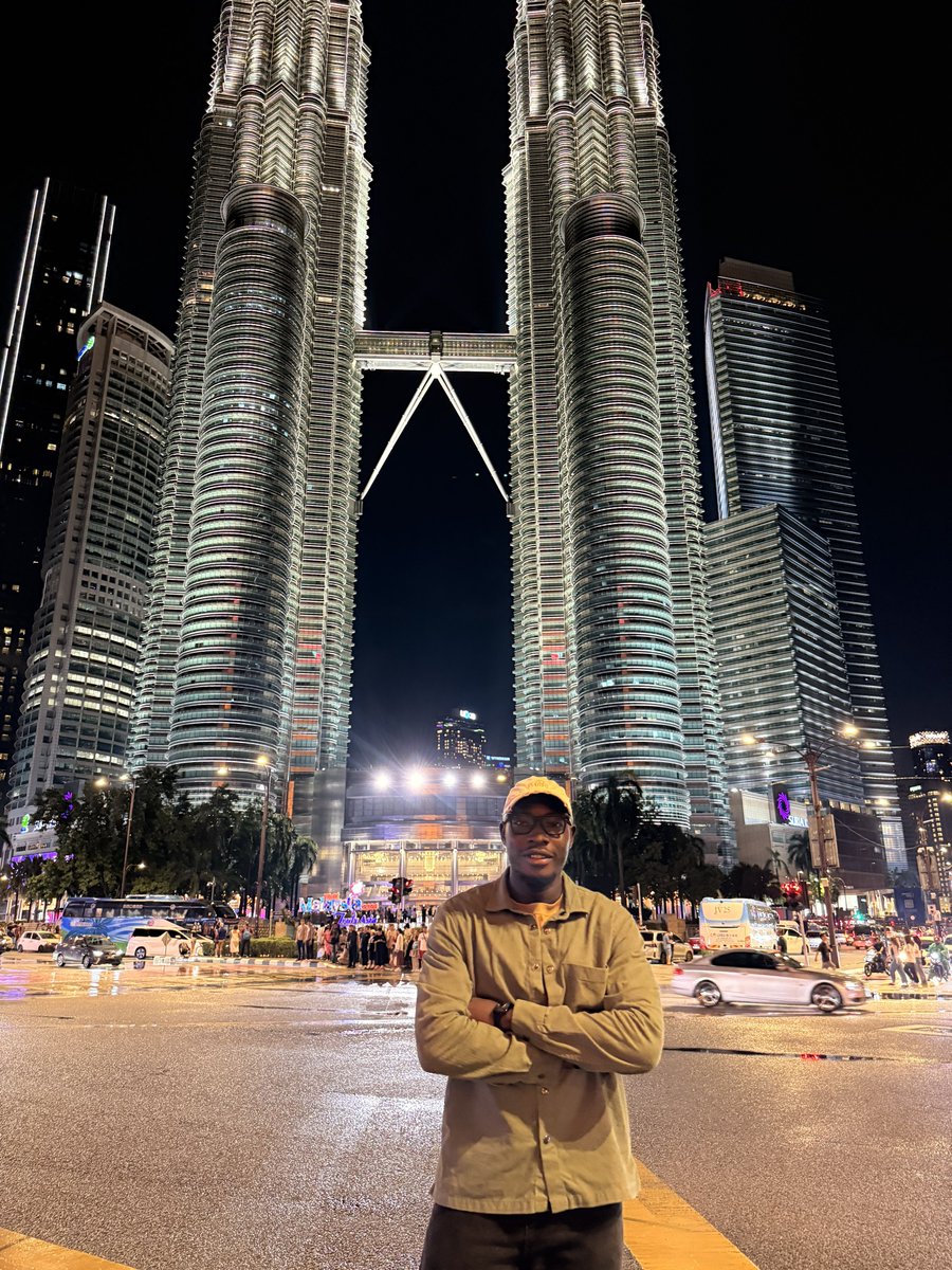 danieladeeri's tweet photo. Nights at Petronas Twin Towers hit different ✨🌃 https://t.co/X2HzBN0s3t
