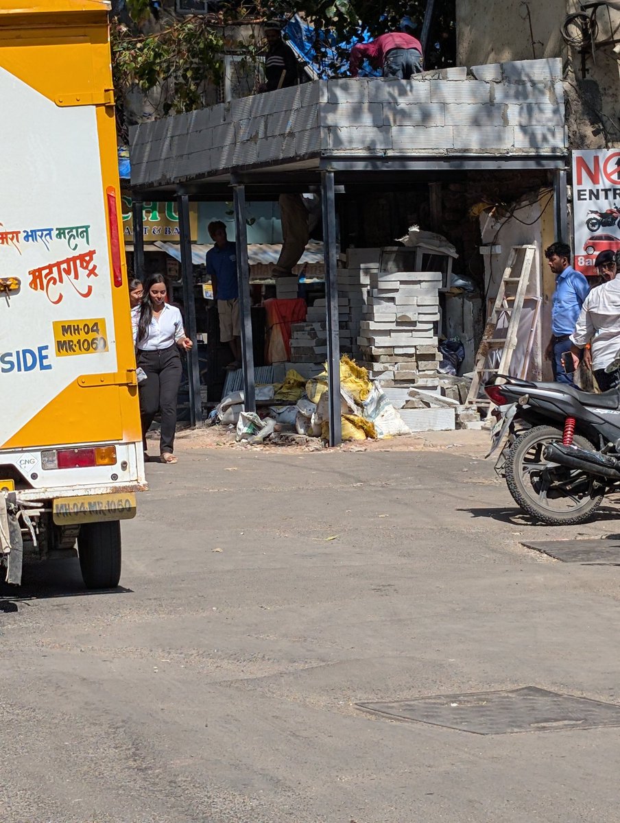 AtmaKishan's tweet image. 5th may 2026 update. 

Illegal hawkers constructing a shop in lower parel station gully. 

This gully is unwalkable and impossible for vehicles to go through. #shame #hawkers @mid_day @CratersOfMumbai
@mumbaimatterz
@mybmcWardGS
@AshwiniBhide
MARG तक्रार आयडी - GS 202600010827