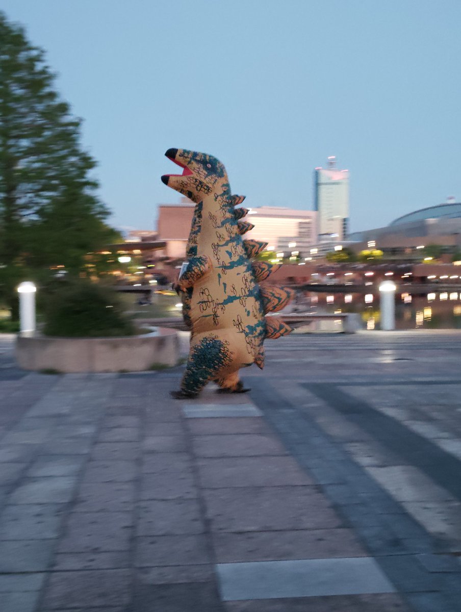 Fujitte's tweet photo. なんか、FREE HUGの恐竜歩いてる… https://t.co/Qe6ASgIG8u