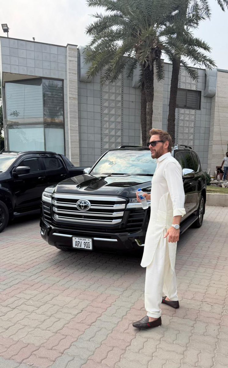DheetAfridian's tweet photo. Shahid Afridi in Park view city, Islamabad. 🤍

Man has some great genes! ✨
@SAfridiOfficial https://t.co/dM7TpyWszW
