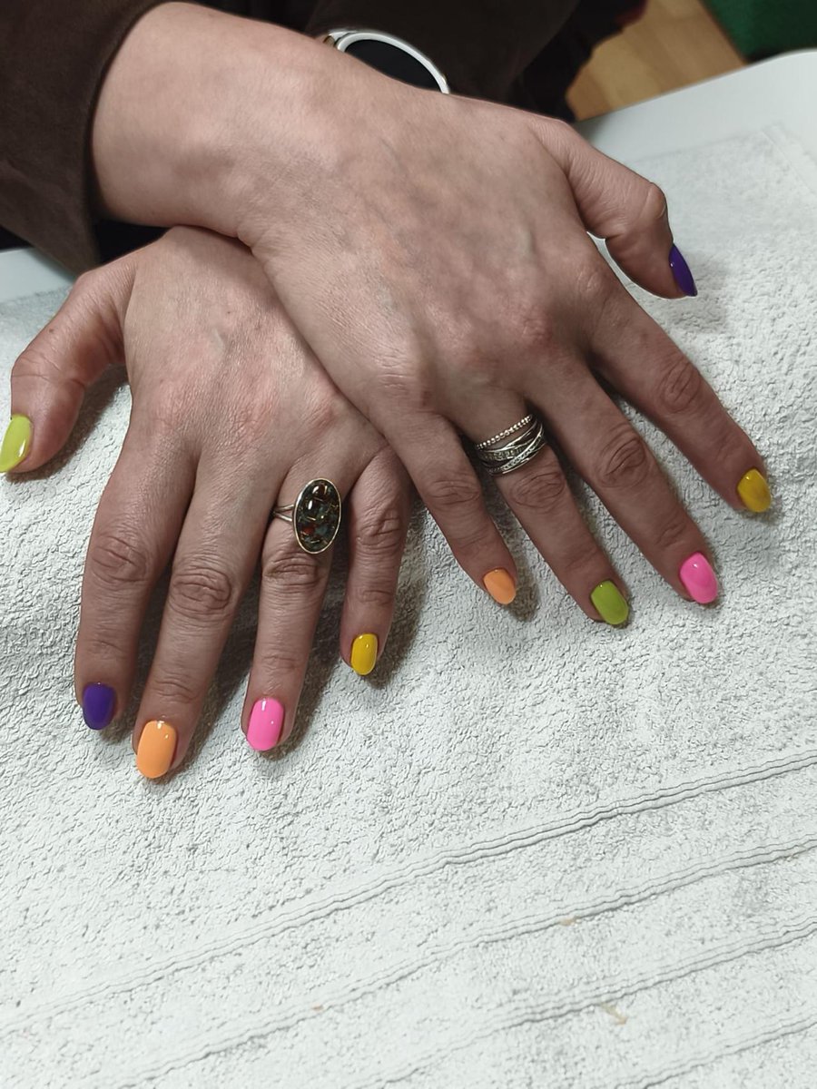 NeozenCoruna's tweet photo. Una manicura llena de colores transmite mucho más que estética: habla de actitud, energía y personalidad.

¡Tanto tanto como el viernes!

#belleza #Coruña #centroestético #osesperamos https://t.co/qyDoj6hMop