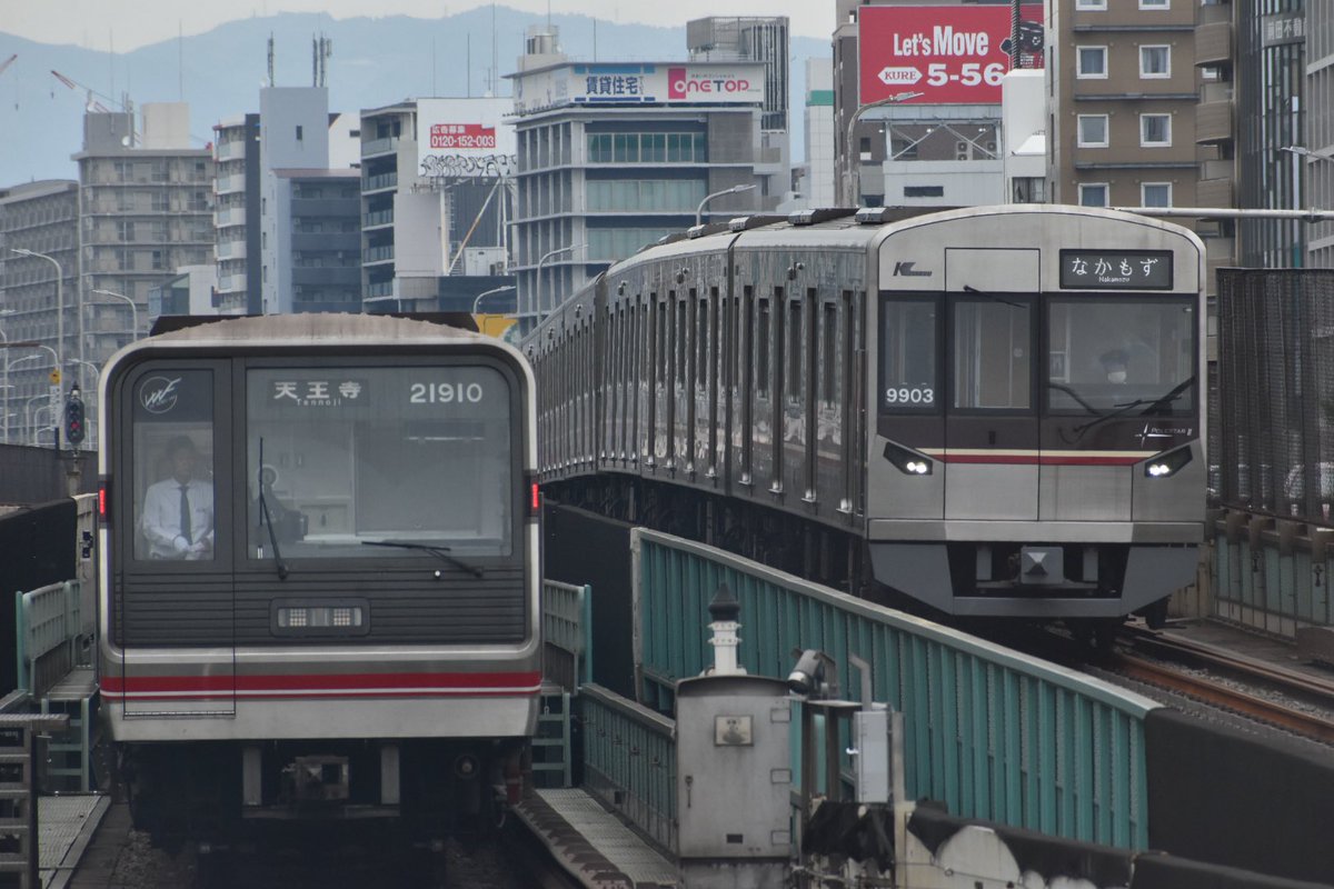 yory7502train's tweet photo. #Yory9200撮影記録
2026/5/3
@新大阪駅
御堂筋線の留置線で発車待ちしてる車両と箕面萱野方面から来る車両や逆に行く車両の並びを撮れた
同じ顔の3本並びは30000系では成功したけど21系ではタイミングが合わず失敗…….. https://t.co/XejIcx4FkG