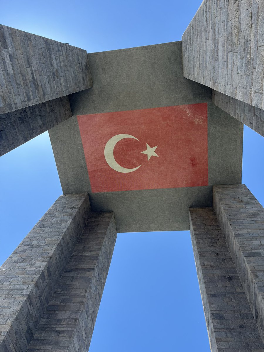 saraascofield's tweet photo. ben basit bi insanım Türk bayrağını görünce fotoğraf çekerim https://t.co/jfSBaiPPLH
