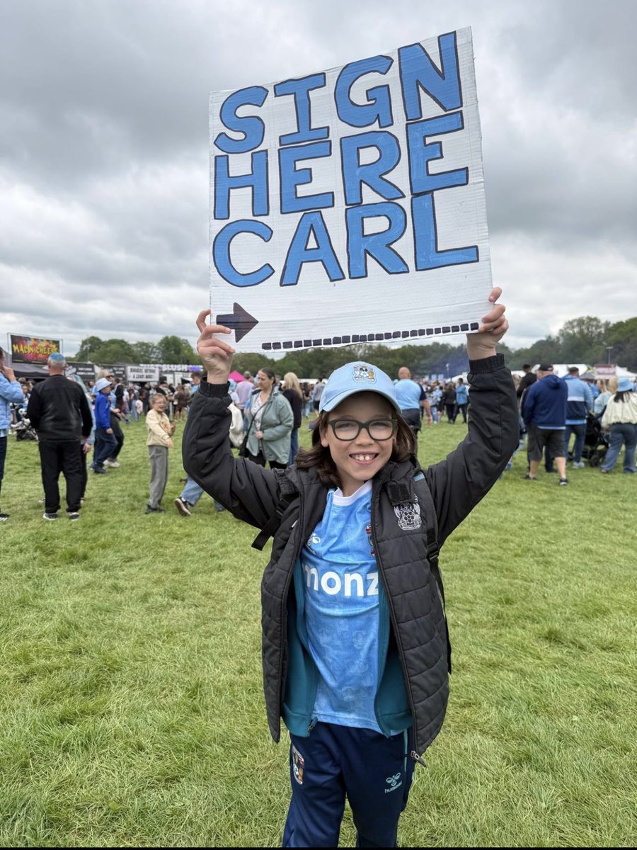 Johnnybowl82's tweet photo. What a day yesterday up to when mine&amp;my lads sign (contract) was signed by Carl Rushworth! As a dad you just want your kids to be happy and my lad was buzzing (and all season too) The debate is now, is this legally binding @Coventry_City  @Carl_Rushworth2  #signthecontract https://t.co/E1UiFWu914